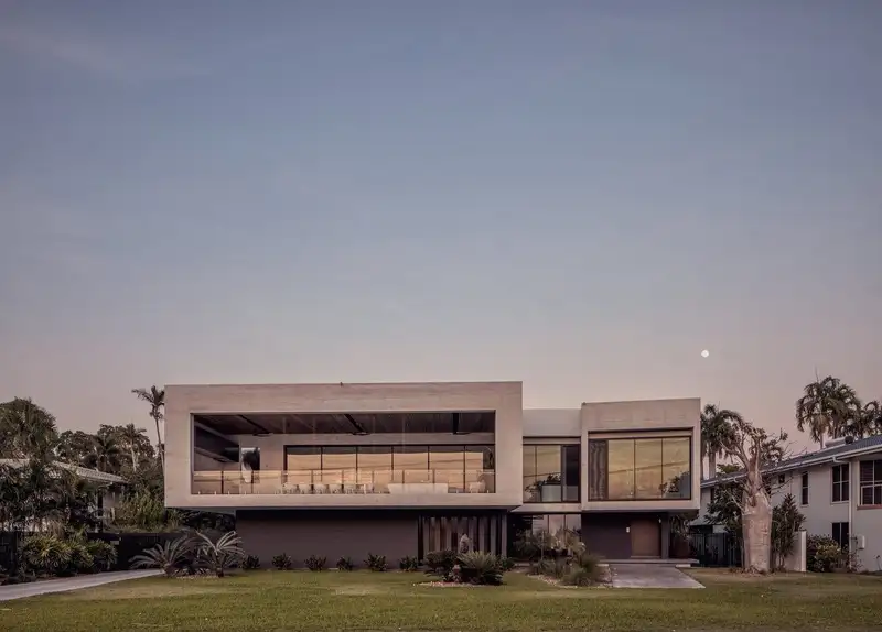 Akşam ışığında iki katlı modern villa cephesi