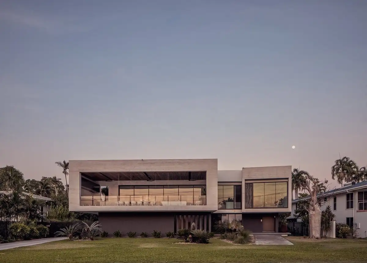 Akşam ışığında iki katlı modern villa cephesi